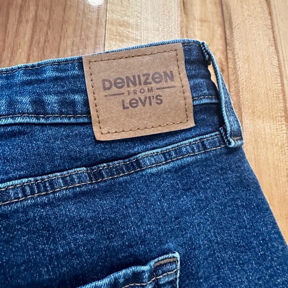 Levi’s Mid-Rise Shorts - Picture 3 of 4